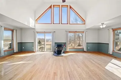 Image de Spacious and Charming Farm Home on 40+ Acres Among Forest Wildlife