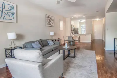 Image de Landing at The Bristol on Union - 2 Bedrooms in. . .