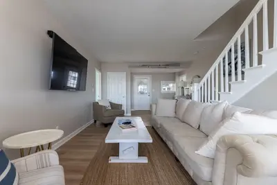 Image de Amazing 10 Bedroom Compound on the Water with 6 Bedroom Home & 4 Studio Cottages