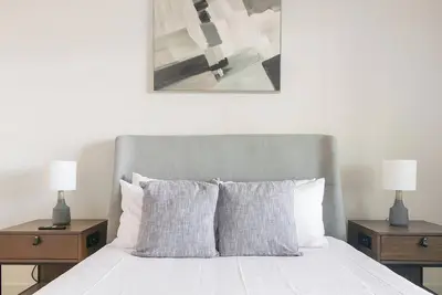 Image de Landing at Gateway Commons - 2 Bedrooms in Elle. . .