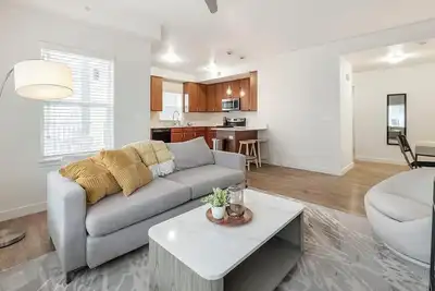 Image de Landing at Via Apartments - 2 Bedrooms in Downt. . .