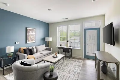 Landing | Stunning 2bd, Pool, Gym