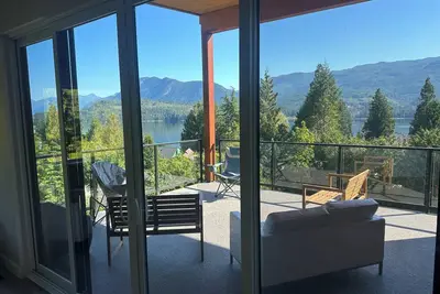 Image de Beautiful new home in the heart of Sechelt with ocean and mountain views.