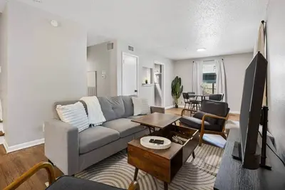 Image de Upscale 2bd Townhouse in Dallas with Pool, W/D, Desk