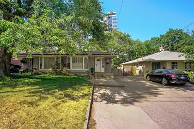 Image de Cozy Oasis in the City close to transit and shopping. Pet-Friendly!