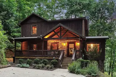 Image de Riverfront Cabin-Hot Tub-Fire Pit-Arcade-Floats-Mini Golf-Cornhole-Swing Bed