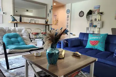 Image de BreezeWay- Comfy 2 Bedroom, 1 Block from Beach!