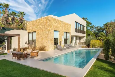 Image de Bespoke Quinta do Lago Villa with Heated Pool and Rooftop Jacuzzi