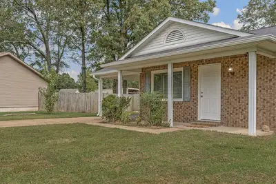 Image de Oaky Hideaway - 3Bd 1. 5Ba, Highspeed WiFi, Fenced yard, Southside complex close!