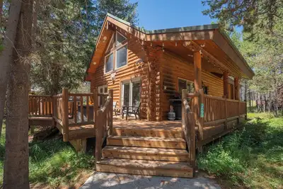 Image de 30 minutes to Yellowstone Stillwood Cabin Retreat with Hot Tub and Fire Table