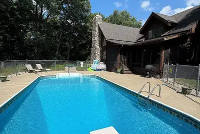 Image de Beautiful 4-Bd house with heated in-ground pool, fiber internet and trails!