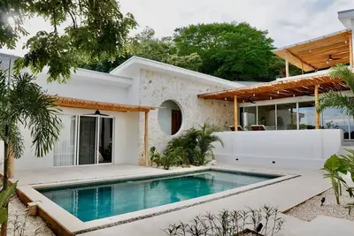 Image de Modern Elegance Meets Coastal Comfort in Tamarindo Hills