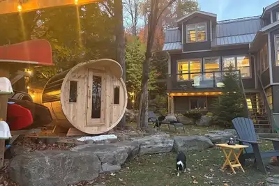 Image de Cozy “Book Barn” Boutique Cottage on Sought after Bay Lake with Sauna.