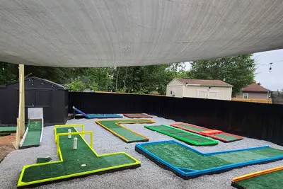 Image de The Putt Putt Oasis king beds & movie/game room minutes to Fort Benning Ga.