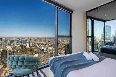 Image de High-Rise Cbd Apt L50 | Luxe City Views + Parking