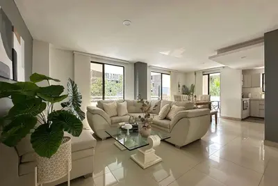 Image de Modern and cozy Suitable for 8 people : Village near Provenza