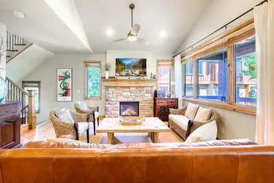 Image de *Free Ski Rental* New Perfect for Families – 3 Mins to Skiing, Private Hot Tub, 3 King Suites