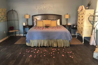 Image de Charming romantic Guthrie cottage, hot tub, jacuzzi, homemade breakfast, massage
