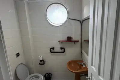 Image de Apat de 2 quartos 1 com ar condicionado na enseada Guarujá, cozinha completa.