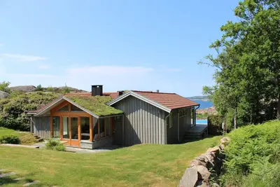 Image de Architect-designed villa with pool, sauna and sea view in Mjörn | Se09124