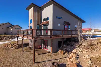 Image de New by Dark Skies: Pristine 2 Level • Views Galore • StarLink • Fast Ev Charge (