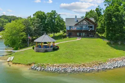 Image de Cozy Cabin Style Lake House w/ Theatre Room & Dock