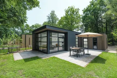 Image de Bosvilla Comfort: Stylish 6-person home with three bedrooms, a modern kitchen, air conditioning, and a cozy outdoor space with a luxury pergola. Enjoy comfort and nature in the Veluwe.