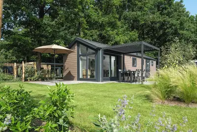 Image de The Doornenburg Lodge offers a comfortable holiday home for 6 people with modern amenities and a private terrace in the Veluwe.