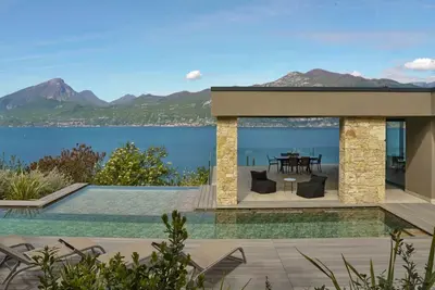 Image de Villa isolée, vues spectaculaires et piscine – à 6 minutes en voiture du centre-ville et de la plage publique.