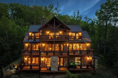 Image de Luxury Smoky Mountain Retreat with Indoor Pool, Hot Tub, Firepit & More!