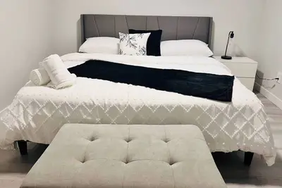 Image de Elegant Legal Suite| King Beds| Private Entrance
