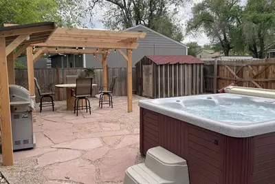 Image de Group Getaway, Cozy Cottage, Hot Tub, Cruiser Bikes!