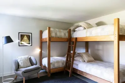 Image de Tälta Lodge, a Bluebird by Lark | Twin Bunk | Close to Stowe Golf Course