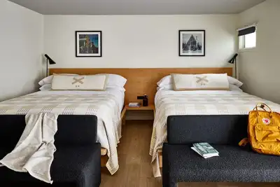 Image de Tälta Lodge, a Bluebird by Lark | Deluxe Double Queen | Stowe Recreation Path