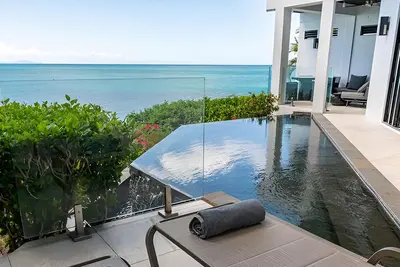 Image de Beachfront Relaxation Suite with Breathtaking Sea Backdrop - Near Ffryes Beach