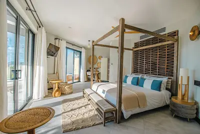 Image de Luxe 2 Bedroom Retreat Overlooking Blue Waters with Direct Beach Access