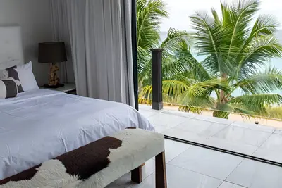 Image de Warm Beachfront Escape with Private Beach Access Perfect for Family Getaways