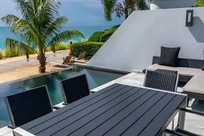 Image de Relax with the Waves at This Intimate Oceanfront Sanctuary with 3 Bedrooms