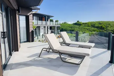 Image de Ocean Breeze + Sand at Your Door in Coastal Haven 2 Bedroom Villa with Kitchen
