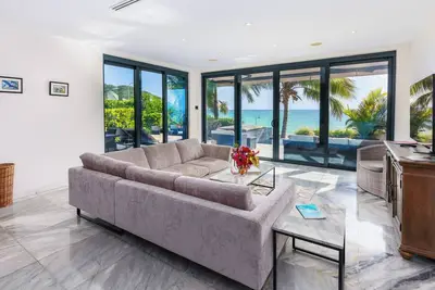 Image de Sun-Soaked Balcony Views in a Coastal Getaway 3 Bedroom Villa with Kitchen