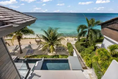 Image de Awe-Inspiring Coastal Stay Perfect for Groups Seeking Bliss - with Kitchen