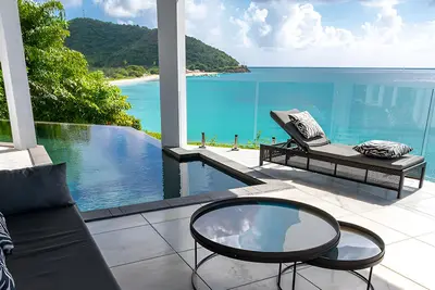 Image de Caribbean Bliss Awaits in This Luxurious Beachside Villa with Dining Area
