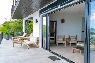 Image de Bright & Airy Villa with Private Deck Overlooking Pristine Beaches with Kitchen