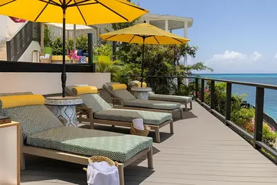 Image de Unwind in a Stylish Beachfront 4 Bedroom Villa with Panoramic Sea Beauty