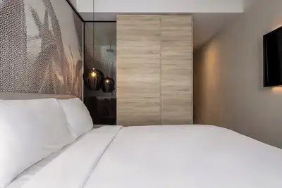 Image de Spacious Urban Retreat Near Quartier Dix30 – Steps from Shops & Dining | 4 Units