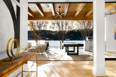 Image de Beyond WatersEdge: Gated Lakefront Retreat Near Stadium & Festivals