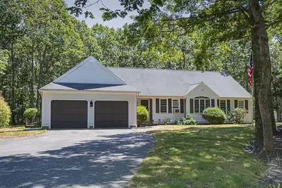 Image de 32 Madison -Charming 2br/2ba Cape Getaway w/ Deck, Fire Pit & Great Location