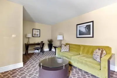 Image de Stylish Suite Near Trader Joe’s | Courtyard | Parking | Onsite Pool | Bbq Area