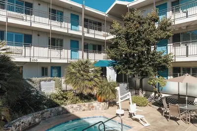 Image de 3 Welcoming Suites | Kitchen | Courtyard | Parking | Outdoor Pool | Bbq Area