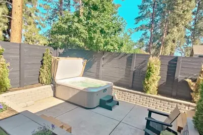 Image de Old Mill Hideaway - Fantastic 3-bedroom house: Hot Tub, 2 King Beds, Ac in Bend